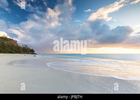 Il cielo diventa rosa al tramonto e riflessa sulla spiaggia Ffryers Caraibi Antigua e Barbuda Leeward Islands West Indies Foto Stock