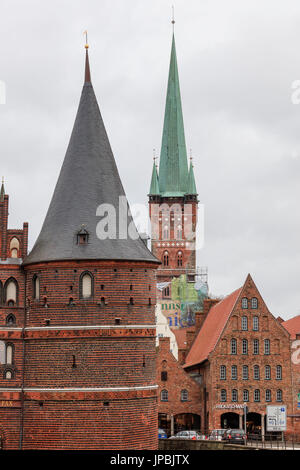 Lo storico edificio gotico della Holstentor city gate per la città vecchia di Lubecca Schleswig Holstein Germania Europa Foto Stock