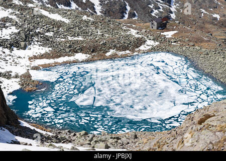 Ghiaccio e acqua chiara a Lago Rotondo durante il disgelo Val Malga Parco Regionale dell'Adamello provincia di Brescia Lombardia Italia Europa Foto Stock