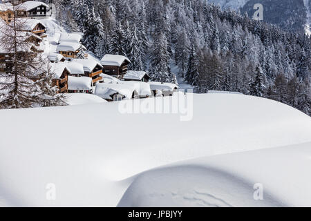 I boschi innevati telaio le tipiche baite di montagna Bettmeralp distretto di Raron nel canton Vallese Svizzera Europa Foto Stock