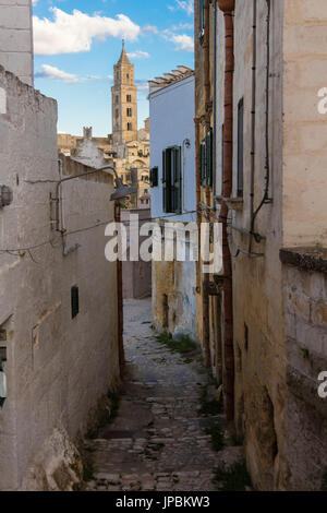 Tipici vicoli di pietra nel centro storico di Matera conosciuta anche come la città sotterranea Basilicata Italia Europa Foto Stock