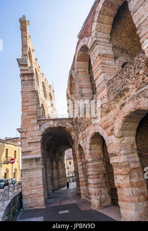 Verona, Veneto, Italia. Il famoso anello esterno dell'Arena di Verona Foto Stock