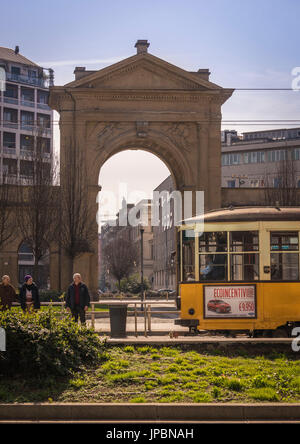 Milano, Porta Nuova District, Lombardia, Italia. Il tram e sullo sfondo la medievale Porta Nuova Foto Stock