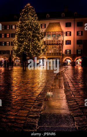 Un normale notte invernale nel cuore del centro storico di Innsbruck, con il famoso Goldenes Dachl e il principale Albero di Natale della città. Innsbruck, in Tirolo, Austria, Europa Foto Stock