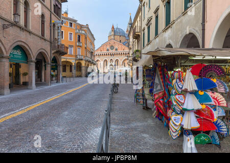 Via Centrale a Padova, Italia Cercando la Basilica di San Antonio con vivacemente colorato indumenti per la vendita sul lato a piedi in primo piano, veneto, Italia, Europa Foto Stock