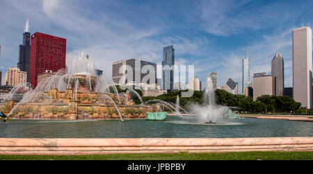 Il Buckingham Memorial Fontana al Millenium Park e la skyline di Chicago. Illinois, Stati Uniti d'America Foto Stock