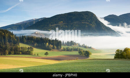 Una Veduta autunnale del sud della Wipptal con Castello Sprechenstein (Castel Pietra) in background; Provincia Autonoma di Bolzano Alto Adige, Trentino Alto Adige, Italia, Europa Foto Stock