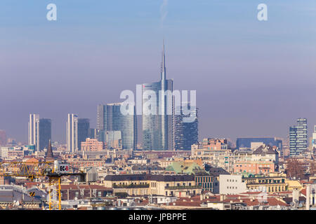 Torre di Unicredit ed i grattacieli di Porta Nuova district dal tetto del Duomo di Milano, Milano, lombardia, italia. Foto Stock