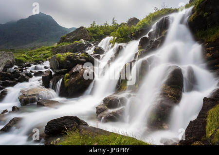 Il primo cascate del grande fiume Po' sotto il Monviso, Crissolo, Po' Valley, Distretto di Cuneo, Piemonte, Italia. Foto Stock