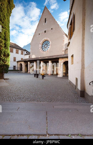 Una vista del lato frontale della chiesa dei Cappuccini a Bolzano in provincia di Bolzano, Alto Adige, Trentino Alto Adige, Italia, Europa Foto Stock