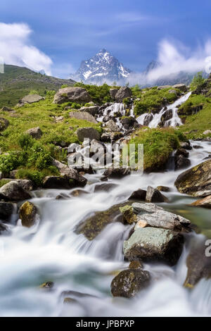 Il primo cascate del grande fiume Po', Crissolo, Po' Valley, Distretto di Cuneo, Piemonte, Italia. Foto Stock