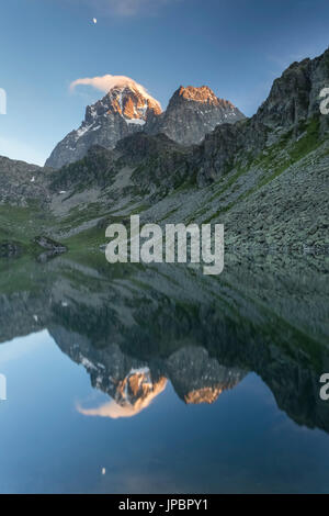 Monviso e Visolotto riflettendo sul Lago Fiorenza al tramonto, Crissolo, Po' Valley, Distretto di Cuneo, Piemonte, Italia. Foto Stock