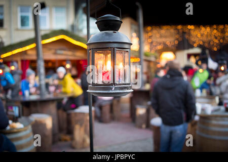 Un vicino l immagine di una candela rossa durante il mercatino di natale nella città di Brunico, Provincia Autonoma di Bolzano Alto Adige, Trentino Alto Adige, Italia, Europa Foto Stock