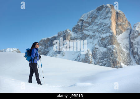 Vista di un modello su una collina di neve con le Pale di San Martino in background, provincia di Trento, Trentino Alto Adige, Italia, Europa Foto Stock