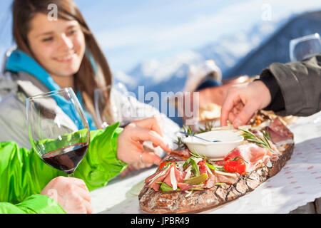 Una snapshot durante una pausa pranzo al di fuori di un rifugio con piatti tipici trentini, provincia di Trento, Trentino Alto Adige, Italia, Europa Foto Stock
