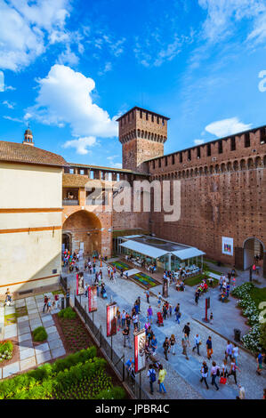 Milano, lombardia, italia. Angolo di alta vista del Castello Sforzesco ha le pareti. Foto Stock