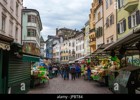 Le persone al centro della città mercato di frutta e verdura. Obstmarkt Square, Bolzano, Trentino Alto Adige - Sudtirol, Italia, Europa. Foto Stock