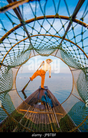 Lago Inle, Nyaungshwe township, Taunggyi distretto, Myanmar (Birmania). Pescatore locale attraverso la tipica pesca conico net. Foto Stock