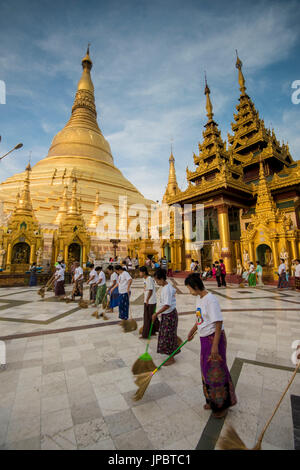 Yangon, Myanmar (Birmania). Donne spazzare il pavimento in marmo della Shwedagon pagoda. Foto Stock