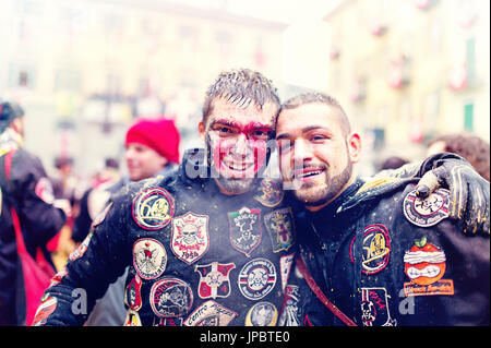 Persone con costumi tradizionali durante la battaglia delle arance. Storico Carnevale di Ivrea, Piemonte, Italia Foto Stock