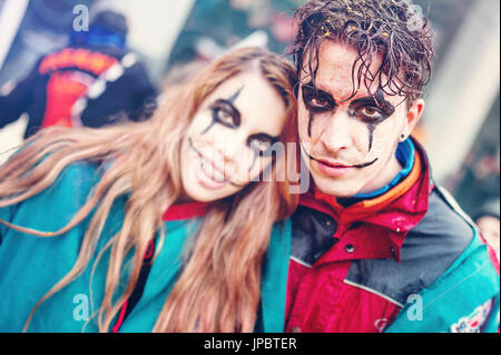Persone con costumi tradizionali durante la battaglia delle arance. Storico Carnevale di Ivrea, Piemonte, Italia Foto Stock
