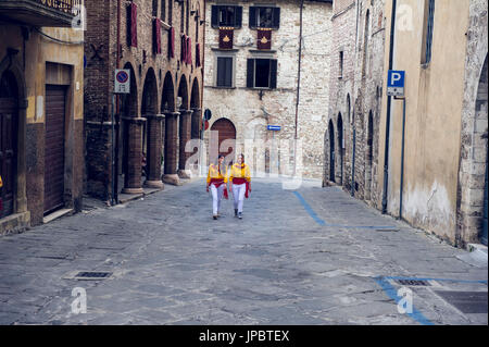 Gubbio in Umbria, Italia. Persone in abiti tipici durante la corsa dei Ceri festival. Foto Stock