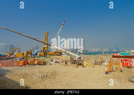 HONG KONG, CINA - 26 GENNAIO 2017:sito in costruzione del molo, con diverse macchine in una giornata di sole, a Hong Kong, Cina Foto Stock