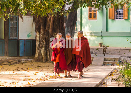 Amarapura, Mandalay regione, Myanmar. Monaco a piedi nel monastero Mahagandayon. Foto Stock