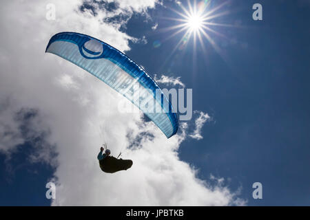 Un uomo è in parapendio sopra il rifugio Gnifetti in Monte Rosa Massif (Gressoney, Valle del Lys; provincia di Aosta, Valle d'Aosta, Italia, Europa) Foto Stock