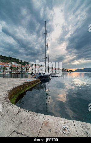 Tramonto dal porto del villaggio di Curzola (Korcula, Isola di Korcula, Dubrovnik-Neretva county, regione di Dalmazia, Croazia, Europa) Foto Stock