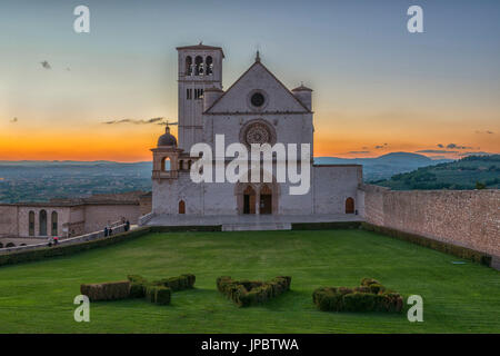 L'Italia, l'Umbria, Assisi, Basilica di San Francesco al tramonto Foto Stock