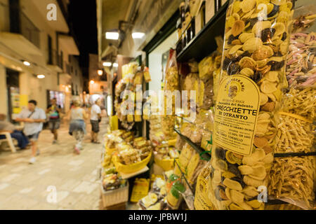 Tipica pasta fatta a mano chiamato orecchiette nei negozi del centro storico di Otranto in provincia di Lecce Puglia Italia Europa Foto Stock