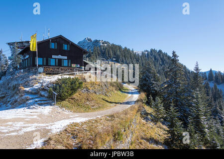 Chalet in legno circondato da boschi nelle Alpi Ammergau Tegelberg Füssen Baviera Germania Europa Foto Stock