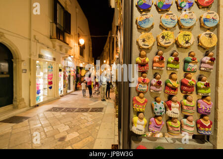 Artigianale di souvenir e artigianato in vicolo del centro storico di Otranto in provincia di Lecce Puglia Italia Europa Foto Stock