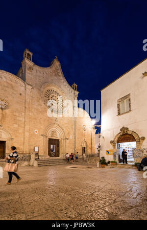 Vista notturna della antica cattedrale di Ostuni nel centro medievale della città vecchia in provincia di Brindisi Puglia Italia Europa Foto Stock