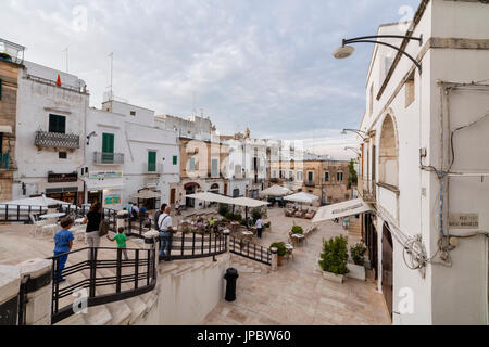 I turisti nelle principali sqaure della vecchia città medievale Ostuni provincia di Brindisi Puglia Italia Europa Foto Stock