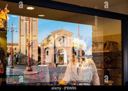 Forli, Emilia Romagna, Italia, Europa. Abbazia di San Mercuriale riflessi in vetrina. Foto Stock