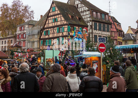 I turisti e i Mercatini di Natale nella vecchia città medievale di Colmar Haut-Rhin dipartimento Alsace Francia Europa Foto Stock