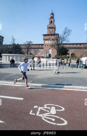 Una guida sul percorso ciclabile accanto all'antico Castello Sforzesco milano lombardia italia Europa Foto Stock