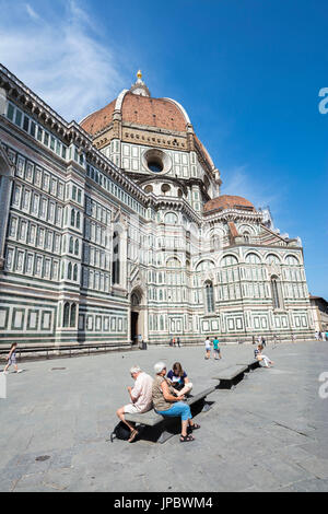 L'antico Duomo di Firenze costruito con marmi policromi di pannelli e la cupola del Brunelleschi Firenze Toscana Italia Europa Foto Stock