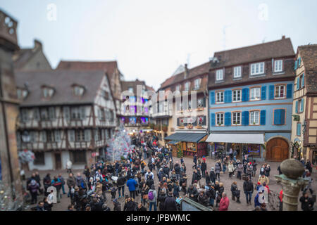 I turisti e i Mercatini di Natale nella vecchia città medievale di Colmar Haut-Rhin dipartimento Alsace Francia Europa Foto Stock