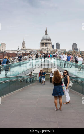 La Cattedrale di St Paul e visto dal Millennium Bridge London Regno Unito Foto Stock