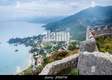 Vista su Kalura dalla Rocca l'Europa, l'Italia, Regione Sicilia, la città di Cefalù, distretto di Palermo Foto Stock