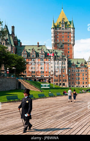 Quebec City, in Canada, in America del Nord. Le Chateau Frontenac castello con gente camminare lungo Dufferin Terrace Boardwalk. Foto Stock