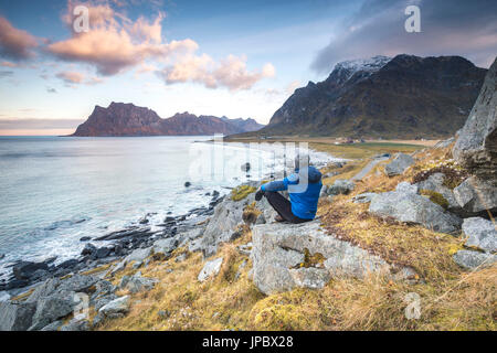 Spiaggia di Uttakleiv, Isole Lofoten in Norvegia Foto Stock