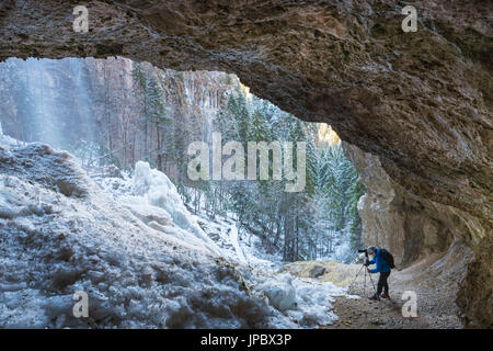 Cascata ghiacciata nella grotta Europa, Italia, Regione Trentino Alto Adige, Trento distretto, Val di Non, Tret city Foto Stock