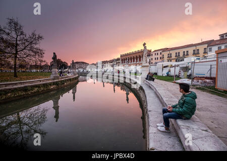 Padova, Veneto, Italia del Nord, dell'Europa. Rilassatevi nella piazza Prato della Valle al crepuscolo. Foto Stock