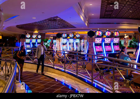 Las Vegas, Nevada, USA. Macchine di scanalatura all'interno del Caesar Palace Casino. Foto Stock