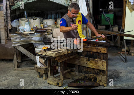 Soffiatore di vetro, Murano, Venezia, Veneto, Nord est Italia, l'Europa. Foto Stock