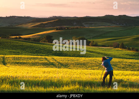 L'Europa, Italia fotografo in Val d'Orcia, in provincia di Siena Toscana. Foto Stock